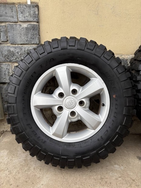 Bfgoodrich LT255/75 R17 + 5x139.5 Sorento alufelni