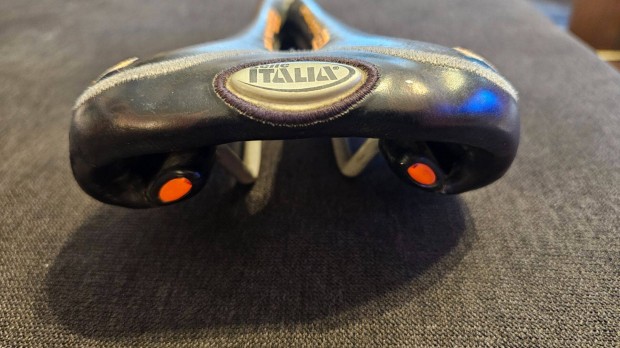 Bicikli nyereg eladó. Selle Italia és egy Ghost