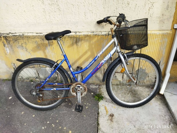 Biciklik( 3db bicikli+ 1db vz)