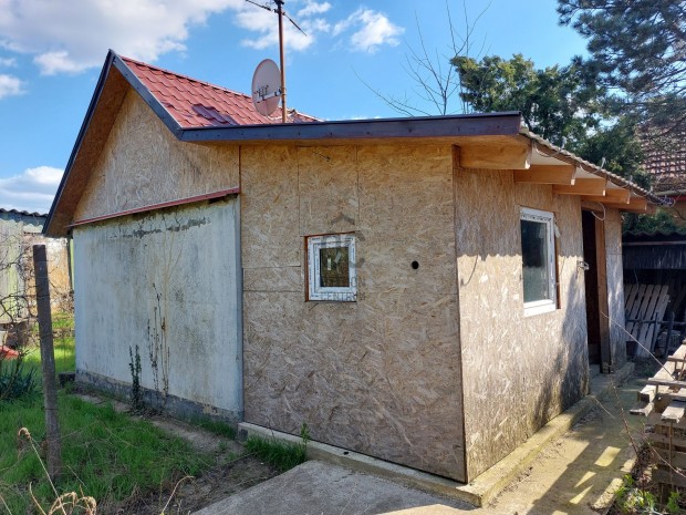 Biczo István-kert, téglaépítésű, 1 szobás családi ház eladó!