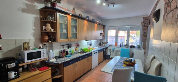 Biharikertben nagy csal�di h�z elad�!