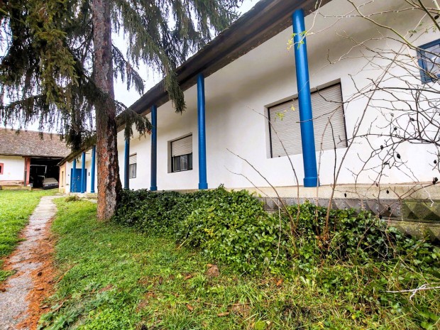 Bikal csendes zs�kutc�j�ban 130nm-es vid�ki st�lus� csal�di h�z elad�!