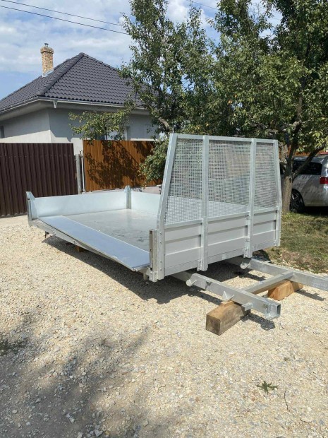 Billenőplatós felépítmény