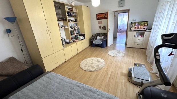 Biriben 95 nm-es 3 szob�s fel�j�tott szigetelt csal�di h�z elad�