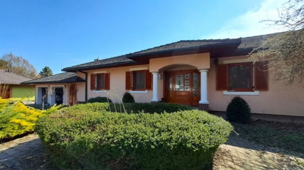 Birj�ni csal�di h�z arbor�tummal, mell�k�p�letekkel