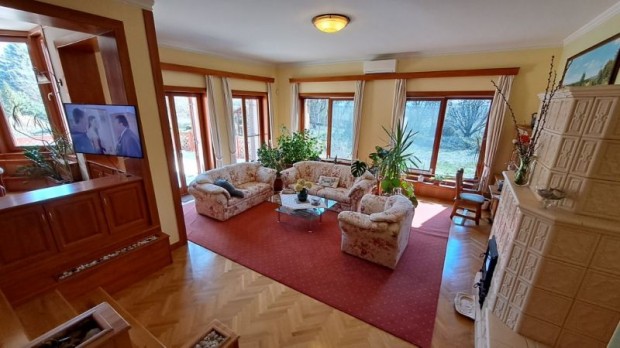 Birj�ni csal�di h�z arbor�tummal, mell�k�p�letekkel