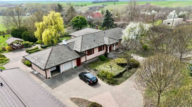 Birj�ni csal�di h�z arbor�tummal, mell�k�p�letekkel