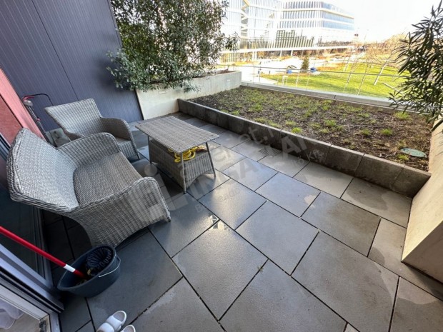 B�r� L�szl� J�zsef k�r�ton kertkapcsolatos, panor�m�s lak�s