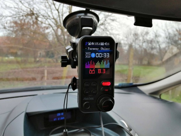 Bluetooth 5.0 FM transzmitter 12-24 V, QC 3.0 USB tlt, kihangost