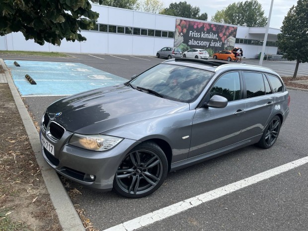 Bmw 318D (nagy navi, panorámatető)
