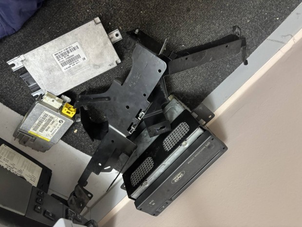 Bmw e65 megmaradt alkatr�szeim