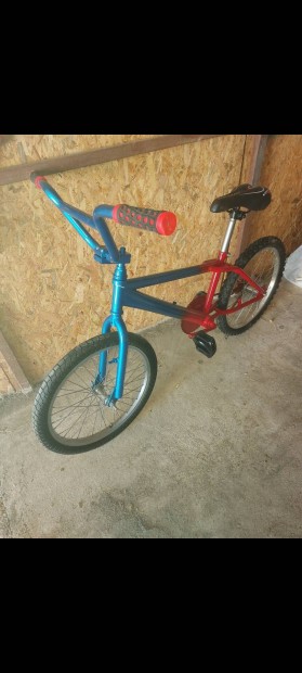 Bmx bicikli teljesen feljitott