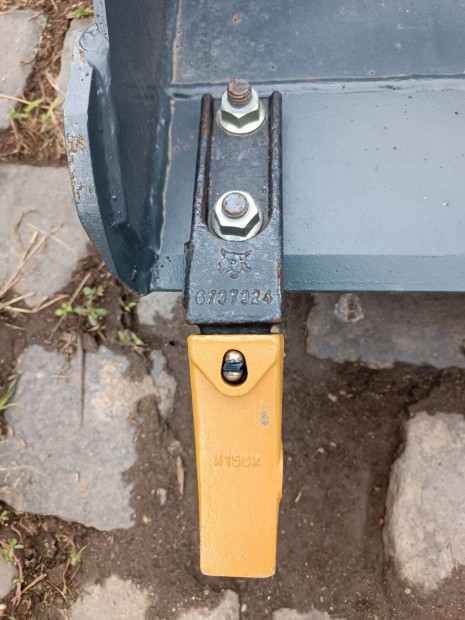 Bobcat 1700mm es körmös kanál. Körömvédős körmökkel