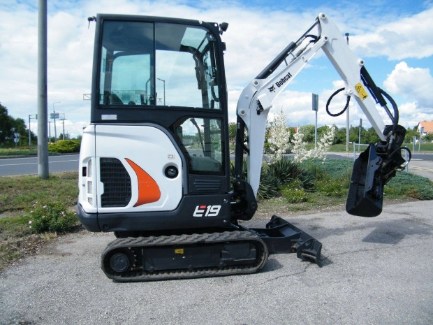 Bobcat E19 2 tonns gumilnctalpas roks