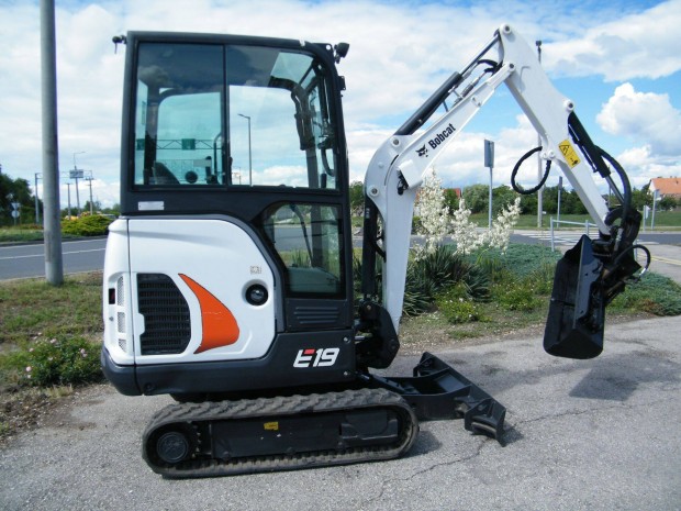 Bobcat E19 (2 tonns) gumilnctalpas forgkotr, roks