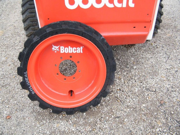 Bobcat, Caterpillar, Case, New Holland pótkerék és tömörgumi
