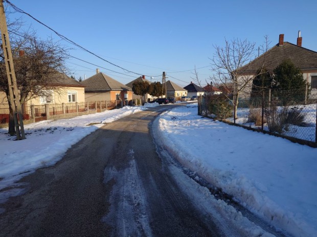 Bodajk, Zr�nyi Mik�s utca, 721 m2-es, telek