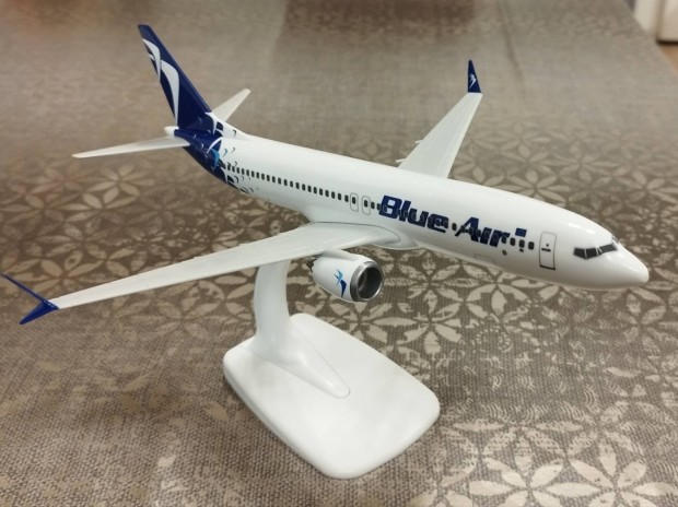 Boeing 737 Max 8 Blue Air replgp modell 1:150