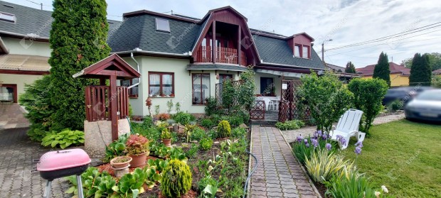 Bog�cson f�rd�h�z k�zel 500 m2-es akt�v panzi�/csal�di h�z/�zlet elad�