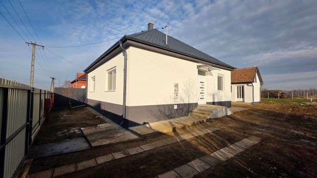 B�k�nyben 84m2-es, amerikai konyh�s nappali+3 szob�s csal�di h�z elad�