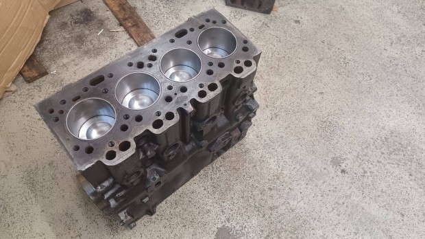 Bolgr fztt 4 hengeres motorblokk
