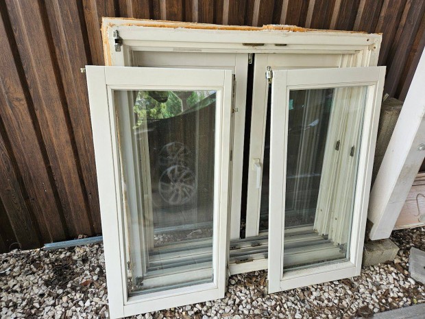 Bont�sb�l maradt 2 r�teg� fa ablakok