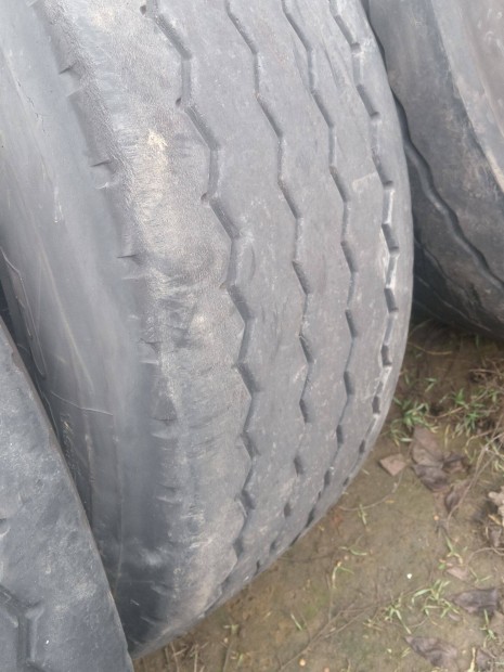 Bont�sb�l meg maradt kamion p�tkocsi gumi 385.65.22.5