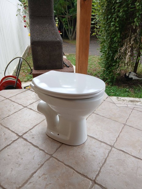 Bontásból wc csésze