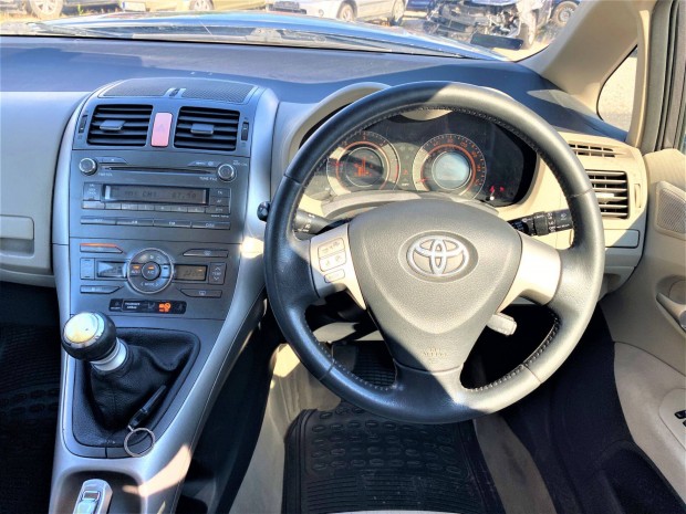 Bontásos: Toyota Auris 2.0 D-4D 2007es Executive középkonzol