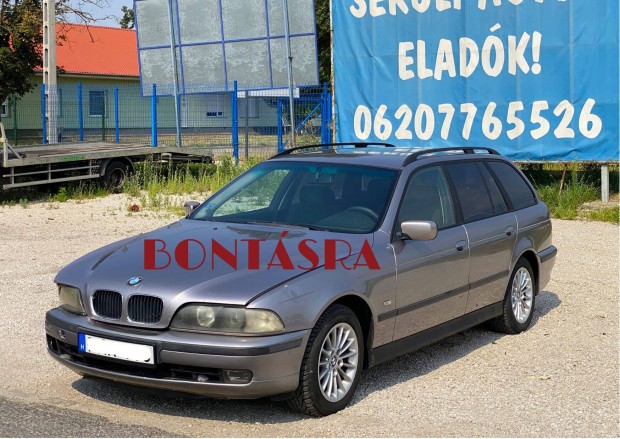 Bontásra BMW 523i Touring Automata '98 alkatrészei karosszéria elemei