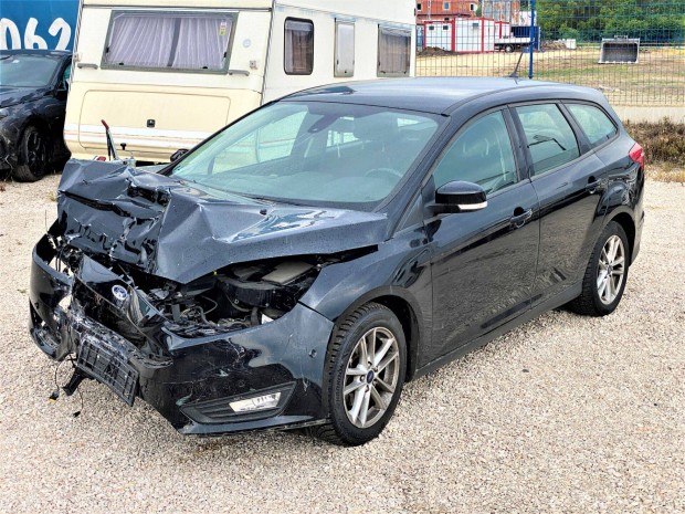 Bontásra Ford Focus 1.6 Ti-Vct Trend alkatrészei, karosszéria eleme