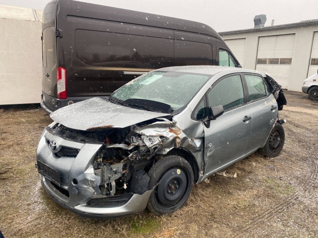 Bontásra Toyota Auris 1.33 E150 2010 alkatrészei, elemei