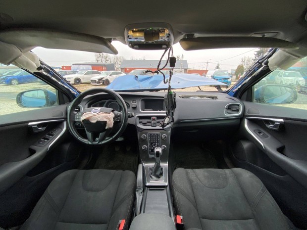 Bontásra Volvo V40 1.6D középkonzol