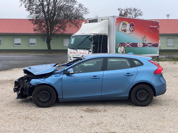 Bontásra: Volvo V40 1.6D bal hátsó negyed a sárvédővel