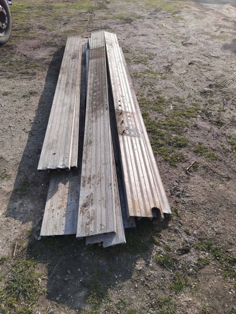 Bontott aut�sz�ll�t� fel�p�tm�ny