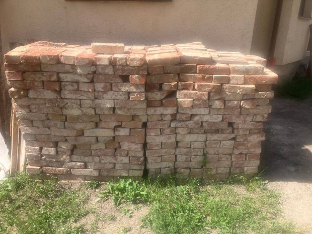 Bontott kiméretű és nagyméretű tégla vegyesen eladó