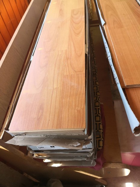 Bontott laminált padló 18 m2 olcsón eladó.