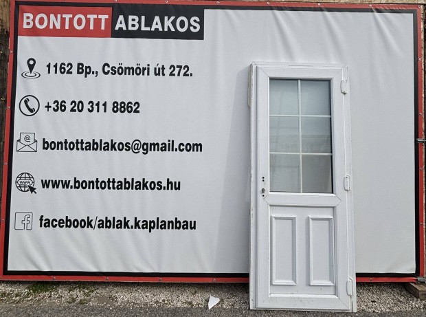 Bontott műanyag bejárati ajtó 85 x 203 cm befelé jobbos átlátszó üveg