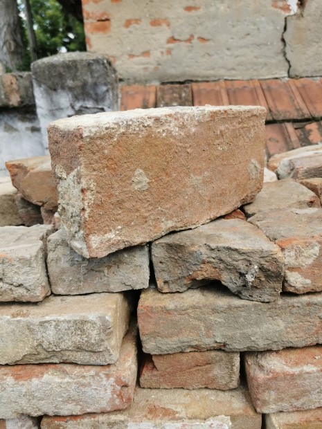 Bontott nagy és kisméretű tegla