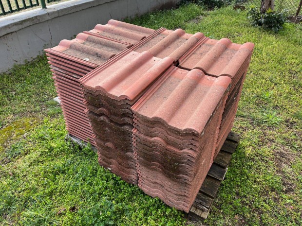 Bontott téglavörös betoncserép, 150 darab