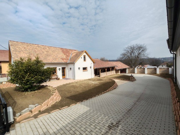 Bonyh�don Fel�j�tott h�z teljes berendez�ssel elad�!