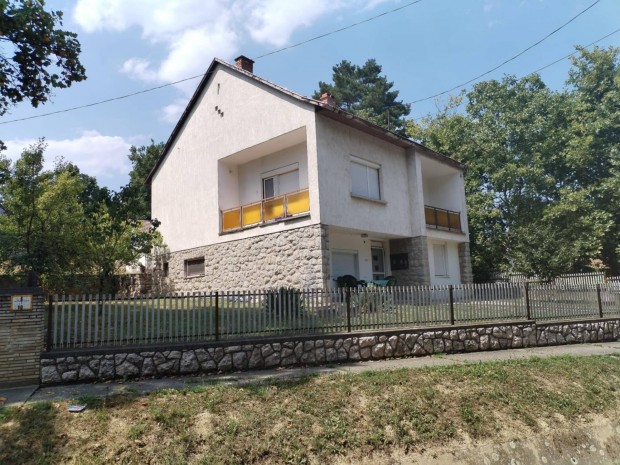 Bonyhádon Szecskában 2 szintes Családi ház