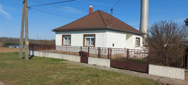 Bonyhádon családiház eladó
