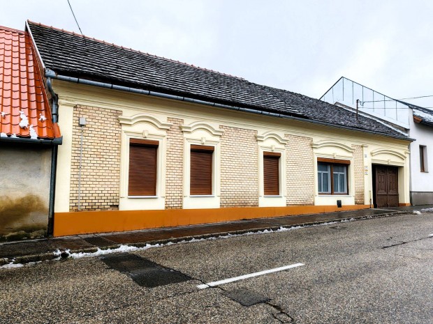 Bonyhádon központban 2 szobás földszinti lakás eladó!