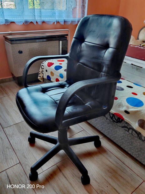 Bőr forgó irodai szék!