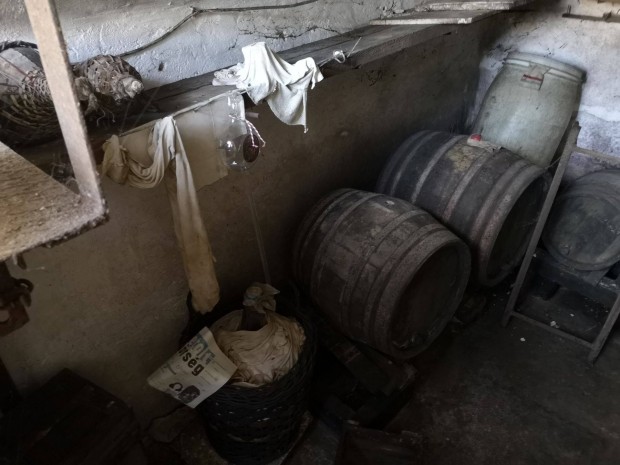 Borászati eszközök fa beton szőlő préd kannák hordók retro pincéből