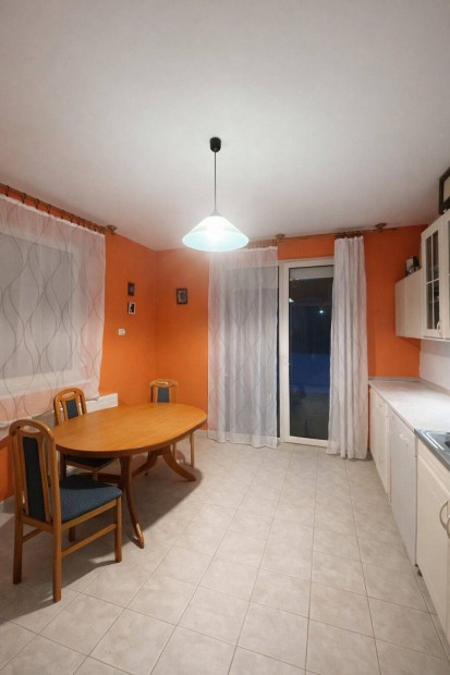 Borb�nya biztons�gos utc�j�ban elad� �n�ll� csal�di h�z!