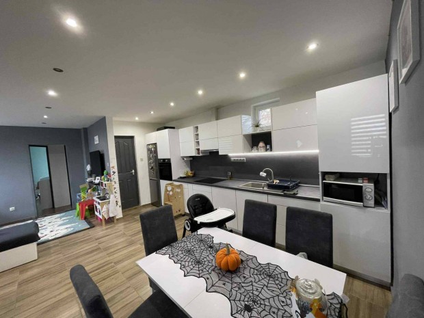 Borb�nya csendes utc�j�ban ikerh�z elad�!