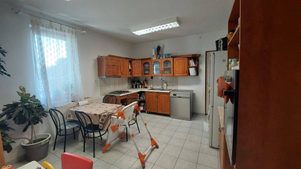 Borb�nya kedvelt utc�j�ban csal�di h�z elad�