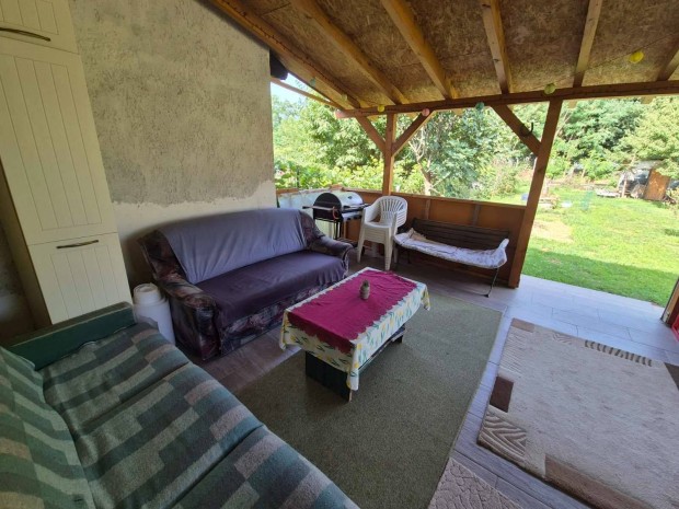 Borb�nya kedvelt utc�j�ban szintes csal�di h�z elad�